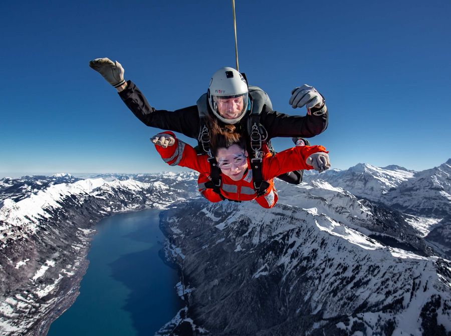 Tandempilot mit Gast über den Seen und Bergen rund um Interlaken