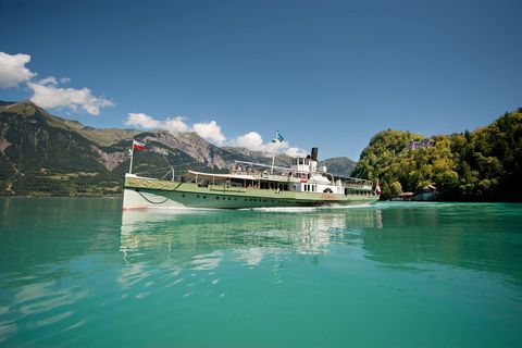 Das Dampfschiff Lötschberg unterwegs auf dem türkisfarbenen Brienzersee