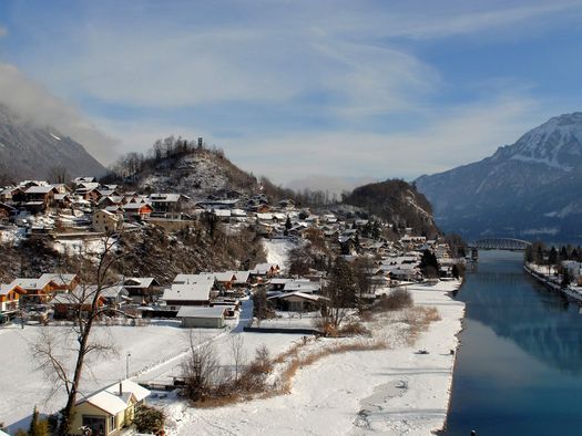 Verschneites Dorf Goldswil an der Aare liegend