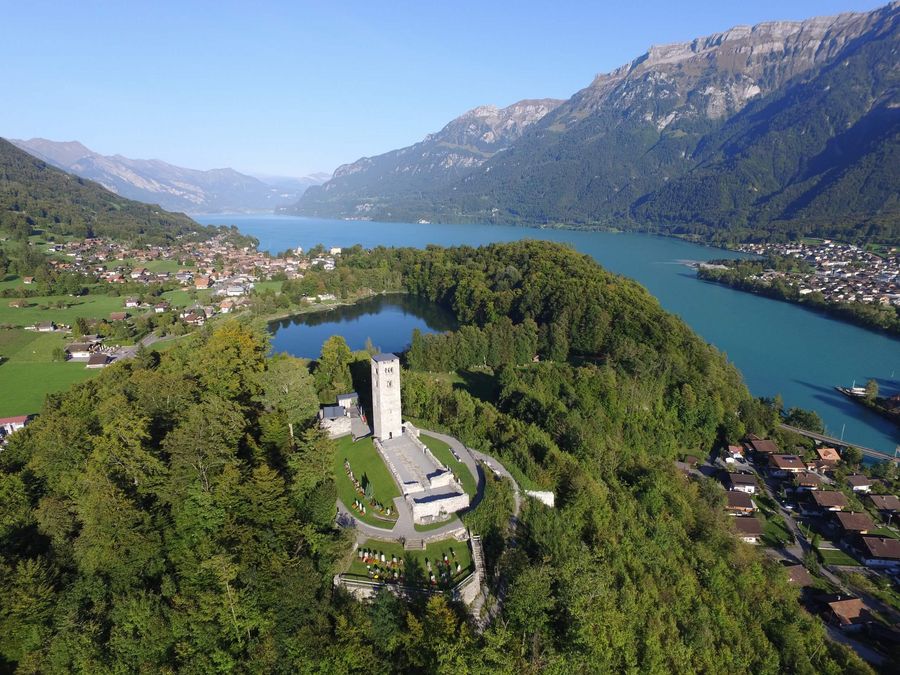 Burgruine Goldswil thront auf einem bewaldeten Hügel oberhalb des Brienzersees und der Aare