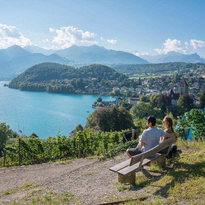Junges Paar geniesst im Spiezer Rebberg den Ausblick über den Thunersee und den Niesen