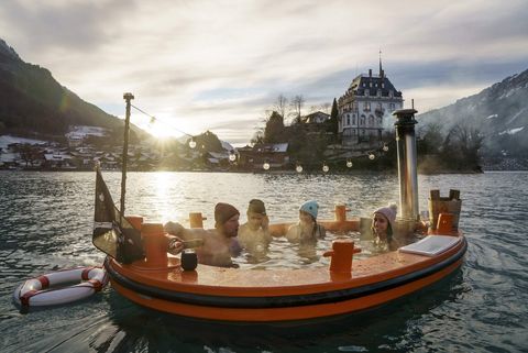 HotTug während Sonnenuntergang auf dem Brienzersee vor Iseltwald