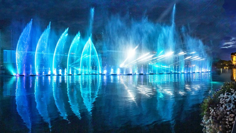 Thuner Wasserzauber mit blauen Lichtern