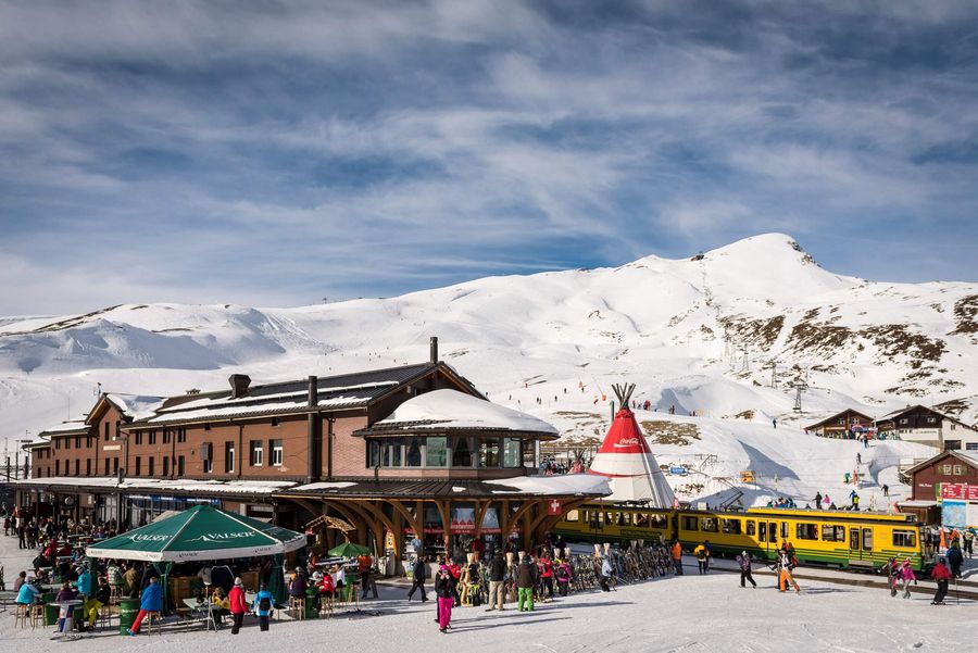 Bahnhof der Jungfraubahn auf der Kleinen Scheidegg im Winter