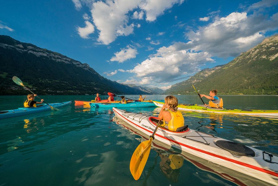 Eine Gruppe fährt mit dem Kajak auf den Brienzersee raus