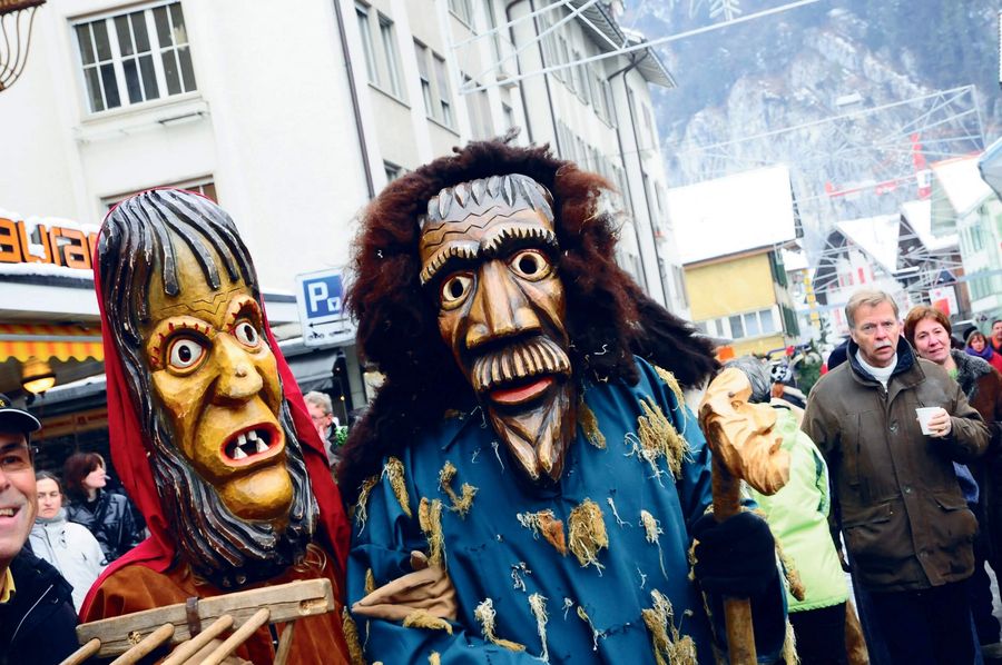 Das Hardermannli und sein Wyb anlässlich des Harder-Potschete Umzugs durch Interlaken