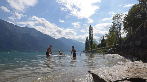 Familie im Freibad Niederried am Brienzersee