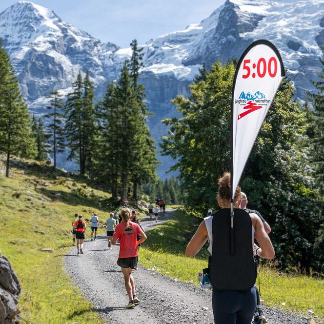 Läufer vor Hotel Metropole am Jungfrau-Marathon