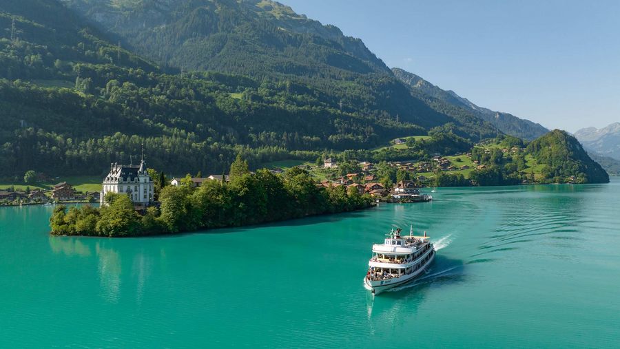 Schiff Jungfrau fährt im Sommer über den türkisen Brienzersee