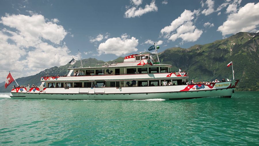 Schiff Jungfrau fährt im Sommer über den türkisen Brienzersee