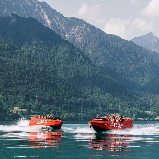 Zwei Jetboats auf rasaner Fahrt kurven über den Brienzersee
