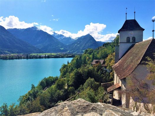 Historische Bauwerke im Dorf Ringgenberg mit Ausblick über den Brienzersee