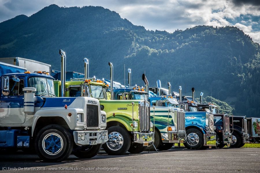 Lastwagen in einer Reihe auf der Truck Meile am Internationalen Trucker & Country-Festival in Interlaken